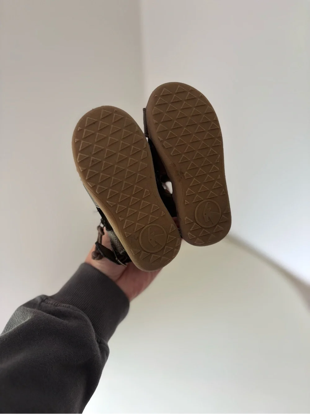 BILLY Kids Brown Closed-Toe Fisherman Sandals 7